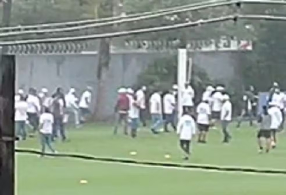 忍无可忍！巴媒：桑托斯球迷闯入球队训练场，质问近期糟糕战绩